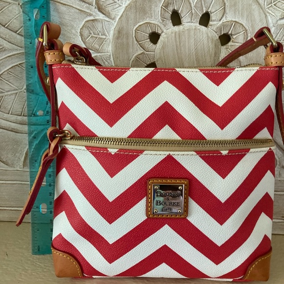 👠Dooney & Bourke Red/White Chevron Letter Carrier Crossbody Handbag Purse - Picture 11 of 12